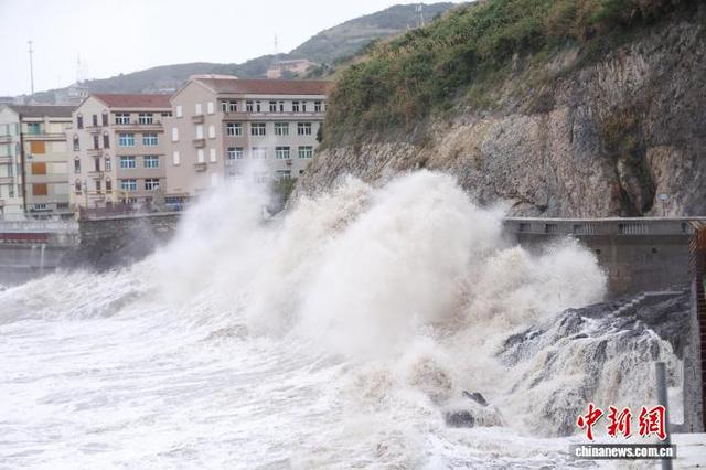 7月10日，受台风“巴威”影响，浙江温岭石塘金沙滩景区巨浪翻涌。图为海浪击打岸边。中新社记者 肖健 摄