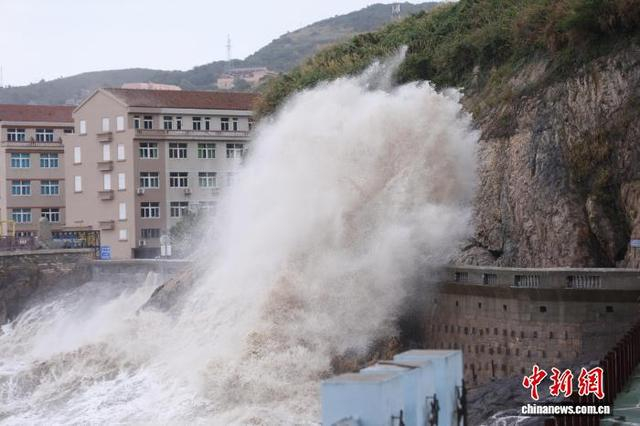 7月10日，受台风“巴威”影响，浙江温岭石塘金沙滩景区巨浪翻涌。图为海浪击打岸边激起数米高的浪花。中新社记者 肖健 摄
