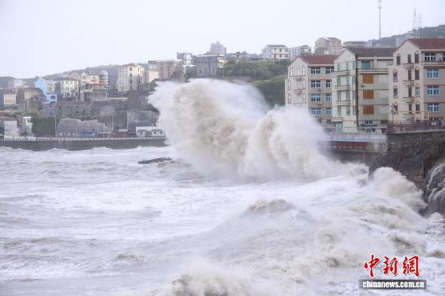 7月10日，受台风“巴威”影响，浙江温岭石塘金沙滩景区巨浪翻涌。图为海浪击打岸边。中新社记者 肖健 摄