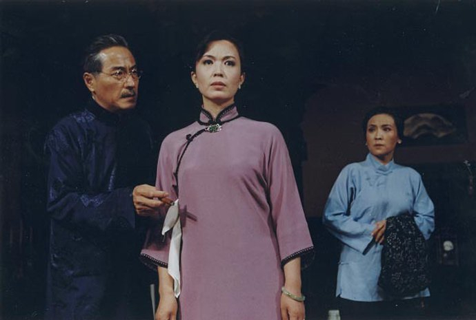 北京人艺2004版《雷雨》剧照，杨立新饰演周朴园（左）、龚丽君饰演蘩漪（中）、夏立言饰演鲁侍萍（后右）