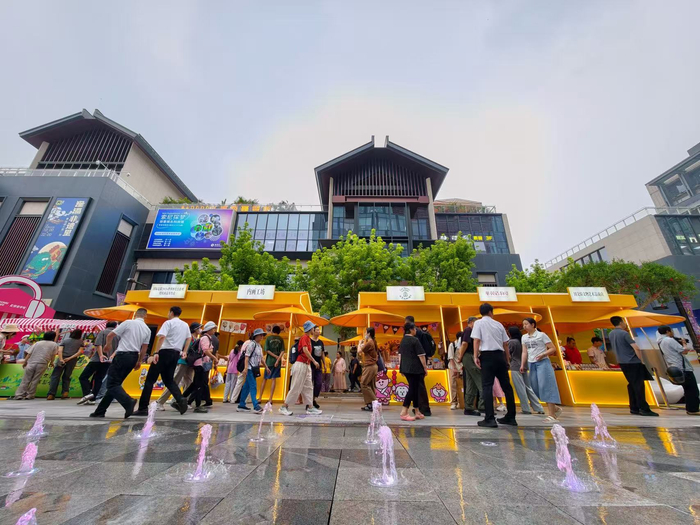 从6月到10月，隆福寺街区的“隆福潮集·今夜有福”，主打老字号、国潮文创和深夜美食。新京报记者 王贵彬 摄