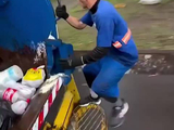 外国小哥热爱捡垃圾工作，网友称其体能超国足