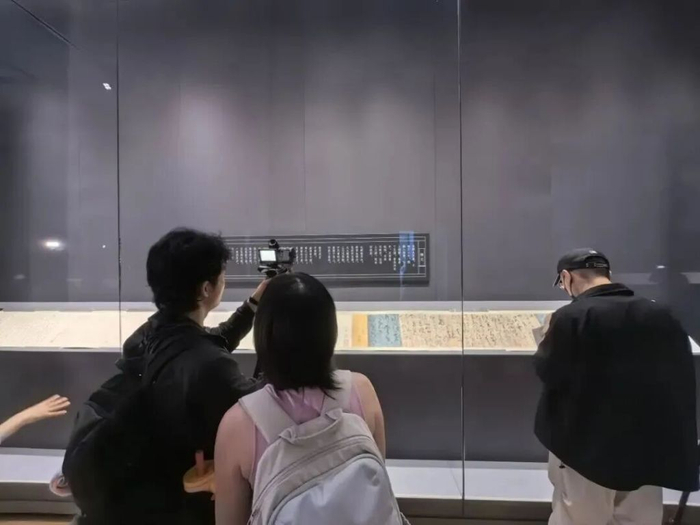 观众在《古诗四帖》前
