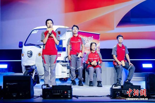 “三轮车乐团”现场演唱歌曲《你的答案》。 主办方供图