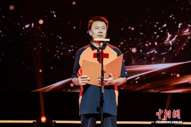 “外卖诗人”王计兵诗朗诵《赶时间的人》。 主办方供图