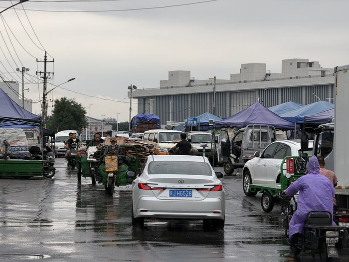 新发地市场启动防汛应急机制，力保交易通道畅通无阻。受访者供图