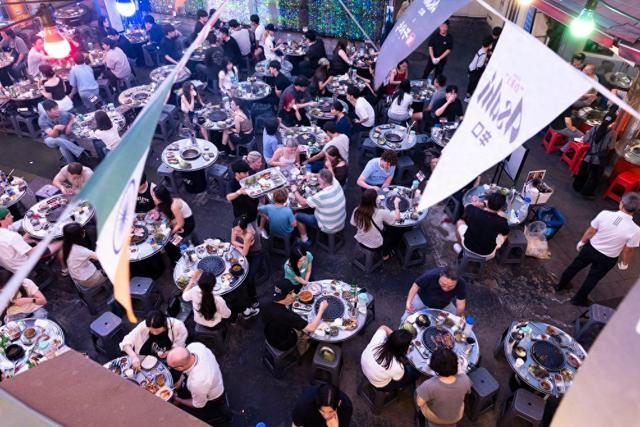 6月28日，市民和游客在韩国首尔一家烤肉店用餐。韩国后首新华社发（全休相摄）