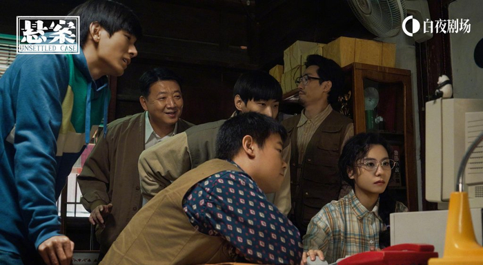 《悬案》剧照  1990年代报社办公室