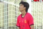 太可惜了！U17国足错失空门绝杀，抢点击中队友弹出底线