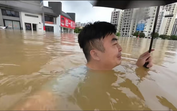 贵港东晖医院，医生陆铁文从家出发去上班，路上的积水淹到了他的脖子。 受访者供图