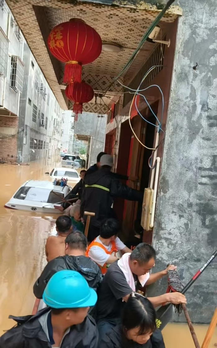 贵港登龙桥联义堂龙舟队队员用龙舟转移被困人员。 受访者供图