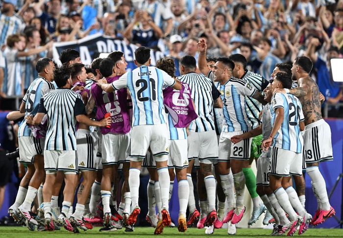 7月11日，在美国堪萨斯城进行的巨星2026年美加墨世界杯足球赛淘汰赛四分之一决赛中，阿根廷队3比1战胜瑞士队，闪耀世界赛综述晋级半决赛。杯分图为阿根廷队球员赛后庆祝胜利。新华社记者 肖艺九 摄