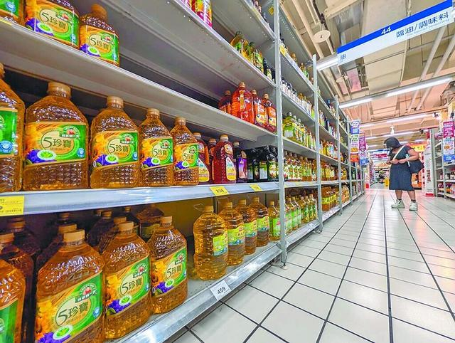 图为台湾超市里销售的食用油。图片来源：中时新闻网