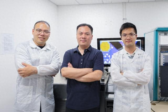部分作者实验室合影（从左到右：蔡磊、杨玉超、张腾）。研究团队供图