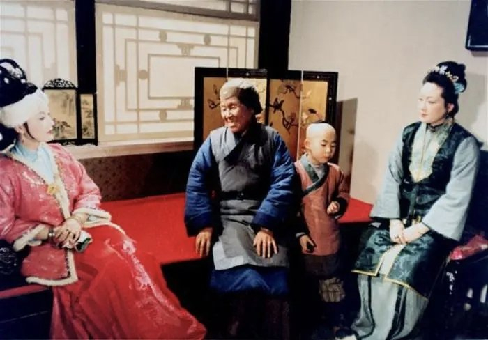 刘姥姥和板儿。