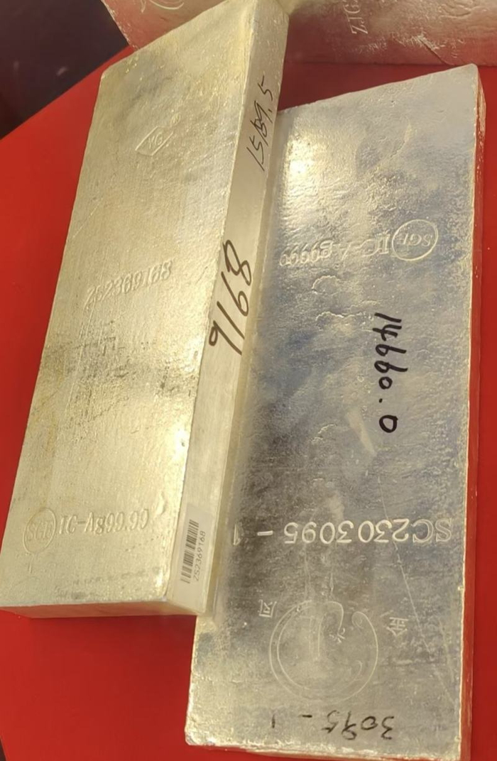 张先生出租给金店的银砖（部分），单块重约15000克。 受访者供图