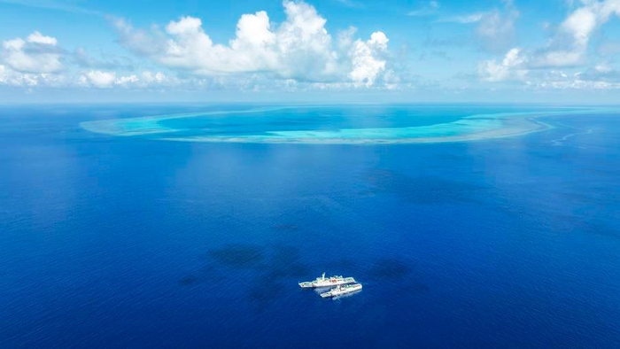 7月8日，海警海陵舰（上）与大吉舰在南海黄岩岛海域进行人员物资过驳作业（无人机照片）。新华社记者王鹏摄