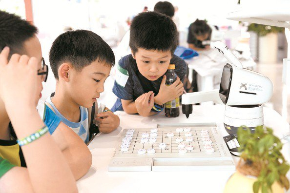             张江人工智能小镇，孩子们在应用商店体验产品  本报记者  徐程  摄          