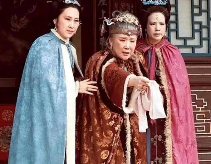 1994年，红楼梦播出第7年，演员们都已走红。李婷老师却在74岁这一年因脑溢血去世了，她的一生都在为表演事业鞠躬尽瘁，受时代的影响她一直活跃在话剧舞台上，出演的影视剧不多，但她在晚年为自己争取来的“贾母”一角，至今无人能超越。