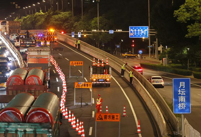 7月15日深夜，交通部门启动北京二环路健康工程。新京报记者 王贵彬 摄