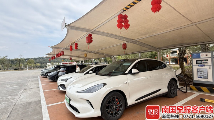 那马服务区，新能源车在有序充电。本文图片均为南国早报全媒体记者闫芬丽摄
