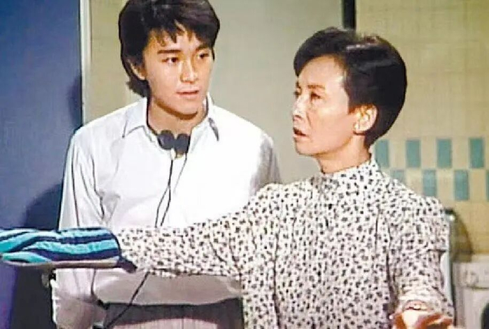 梁爱（右）在港剧《他来自江湖》里饰演管家。（港剧截图）