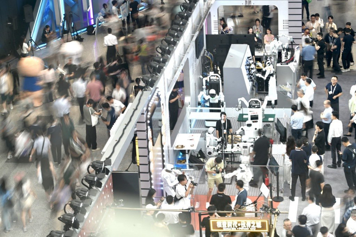 7月17日，2026世界人工智能大会开幕首日，上海世博展览馆人流涌动。澎湃新闻记者 吴栋 图