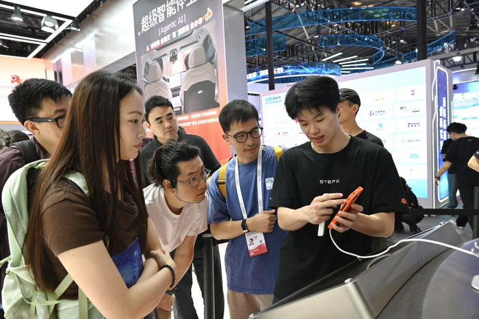7月17日，上海世博展览馆，观众在阶跃星辰展台听工作人员介绍STEPX Neo。澎湃新闻记者 吴栋 图
