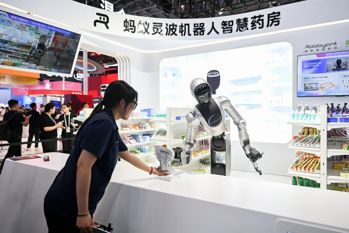 7月17日，上海世博展览馆，蚂蚁集团展台，机器人把药递给工作人员。澎湃新闻记者 朱伟辉 图