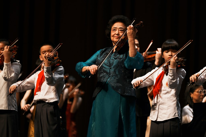 2022年，俞丽拿和学生们合奏《梁祝》