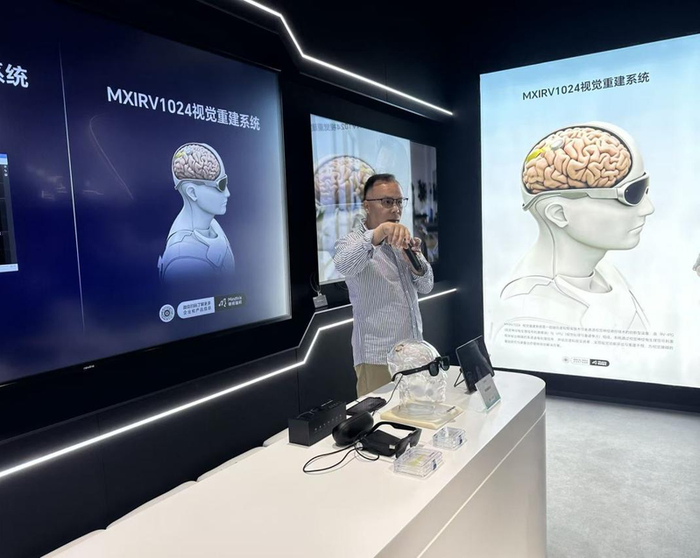 明视脑机视觉重建脑机接口系统。新京报贝壳财经记者张晓慧摄