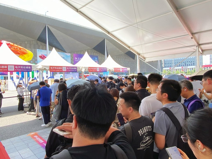 高温酷暑下，上海世博展览馆北门排队进馆的观众。 澎湃新闻记者 俞凯 摄