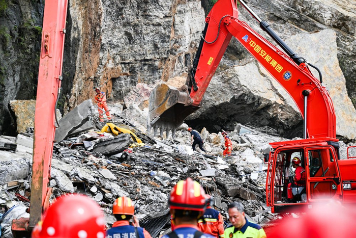 7月18日，救援人员在现场救援。新华社记者 王全超 摄
