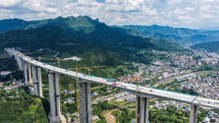 2026年7月16日，由中铁十七局承建的贵州安（顺）盘（州）高速控制性工程——盘关特大桥主桥顺利合龙。