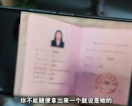 新东方郑州教学点现场被执法人员要求清退学生 教室关灯锁门(图2) 图源: