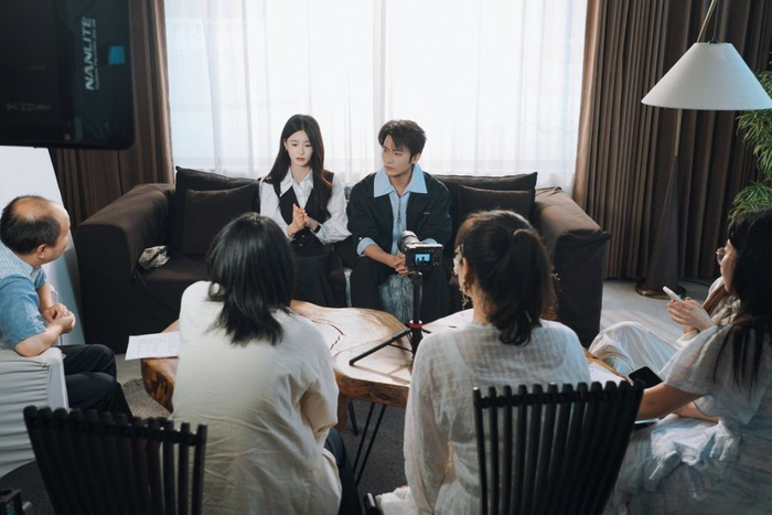 男女主接受探班记者采访。