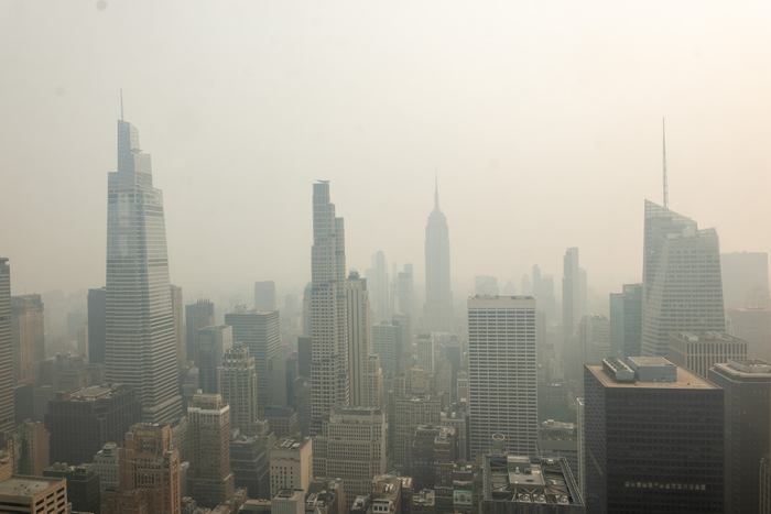当地时间2026年7月16日，美国纽约市，从洛克菲勒中心顶层观景台看到加拿大野火产生的烟雾笼罩曼哈顿天际线。