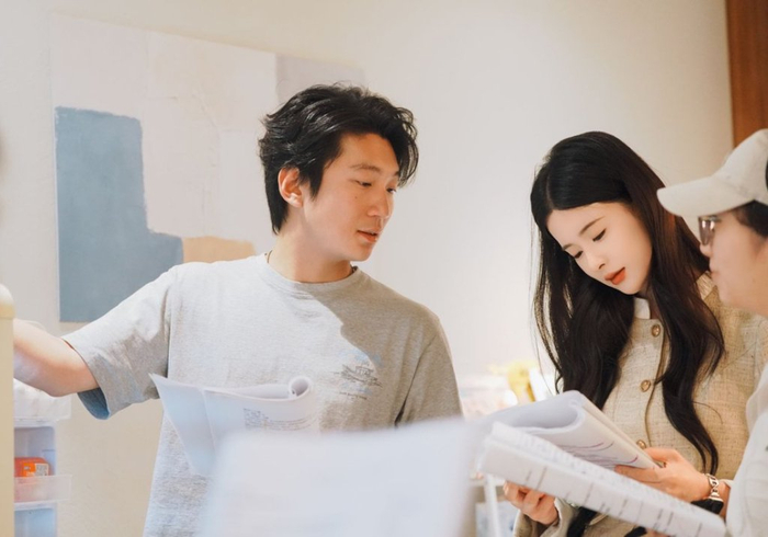 导演与孟娜交流剧本。