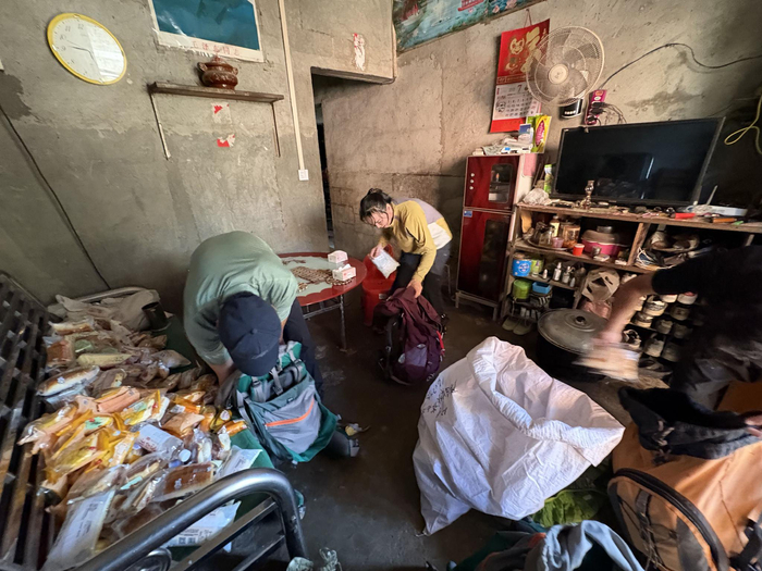 五善村一处村民家，第一批进村志愿者卸下物资。 受访者供图