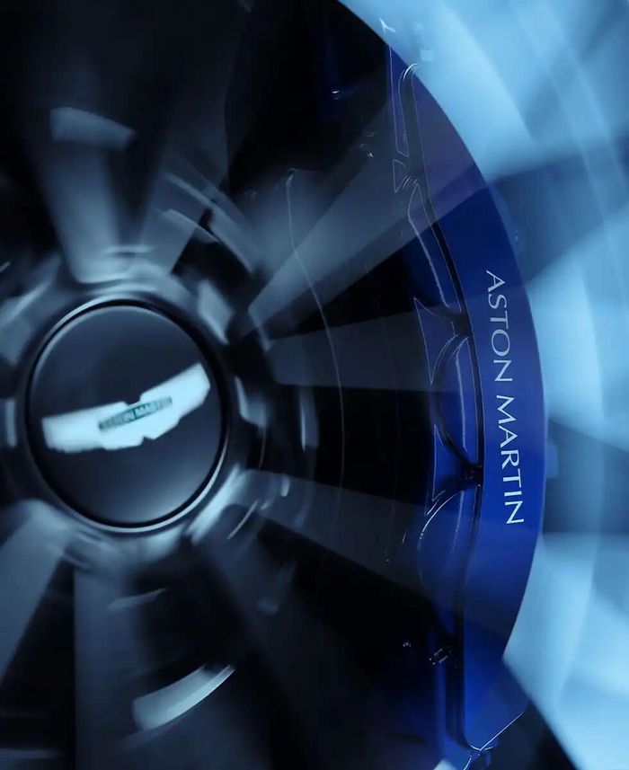 标配碳陶瓷制动，前盘410毫米、后盘360毫米。图片来源：Aston Martin
