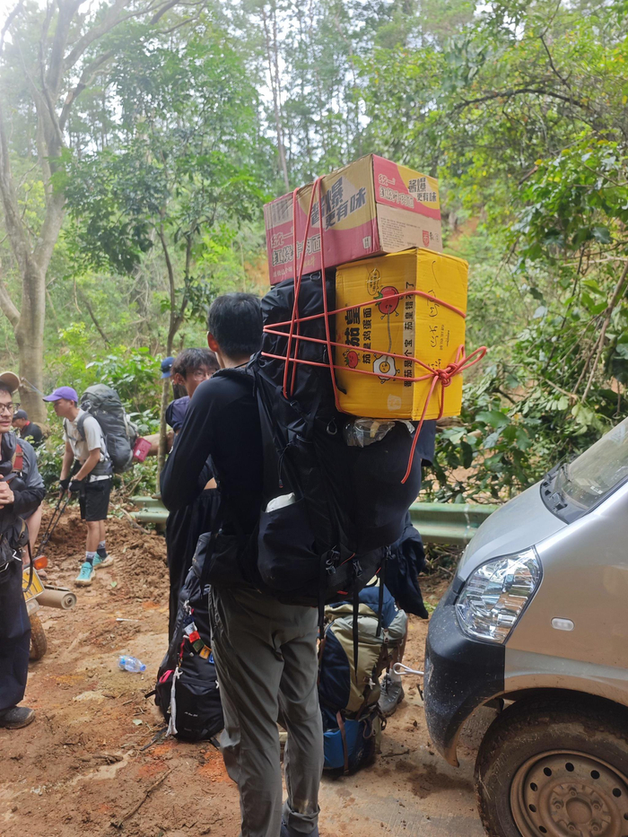 一位志愿者背的物资。 受访者供图