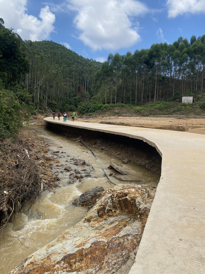 进村的一处公路，路基已经被洪水“掏空”。 受访者供图
