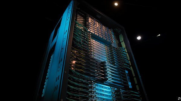 2.9 Exaflops全液冷巨兽!AMD首套AI机架Helios亮相:向NVIDIA发起全面挑战__财经头条__新浪财经
