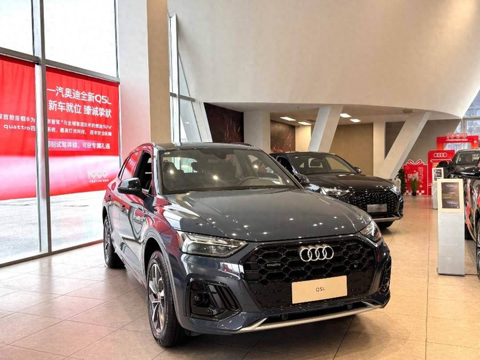 （一汽奥迪门店陈列的2025款Q5L，21世纪经济报道记者 焦文娟/摄）