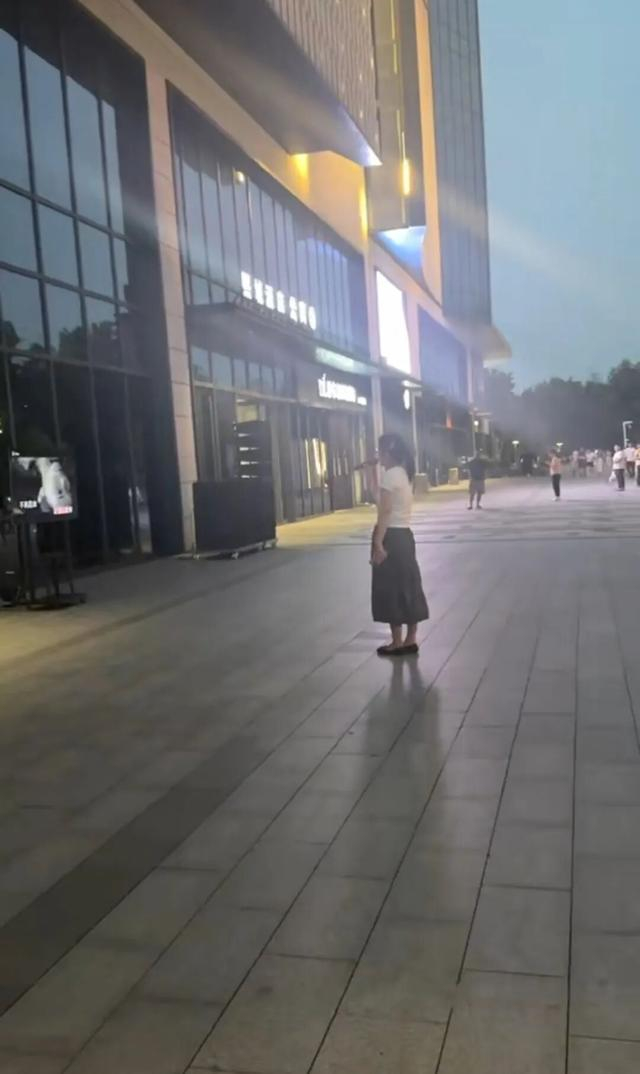 王女士正在体验户外音响（受访者供图）