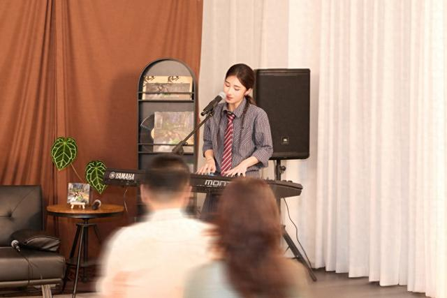 陈以诺在分享会现场奏唱专辑代表曲目《天公落水》 本文全部图片由环球音乐提供