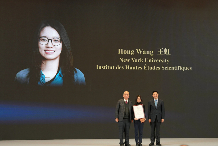 2026年1月，上海，丘成桐为王虹颁发世界华人数学家大会数学金奖。本文图片均为 清华大学丘成桐数学科学中心 供图