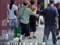 在魔都街头偶遇蜘蛛侠：荷兰弟和赞达亚逛遍上海，试了旗袍、吃了麻酱拌面