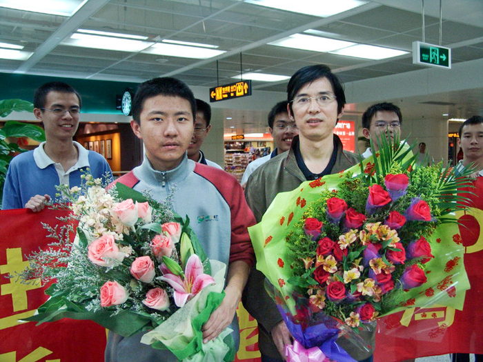 图丨2006 年，邓煜与竞赛教练冯跃峰载誉归来（来源：深圳高级中学）