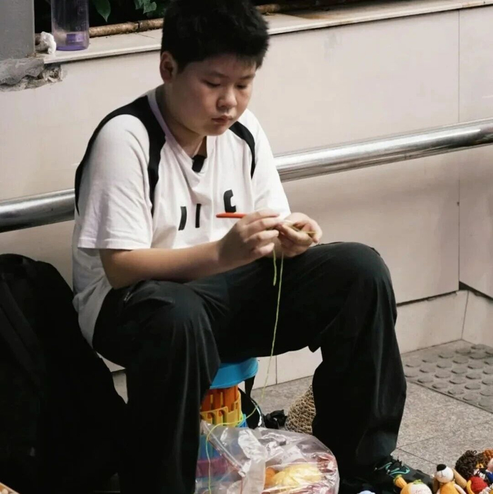 “钩针男孩”，火了！